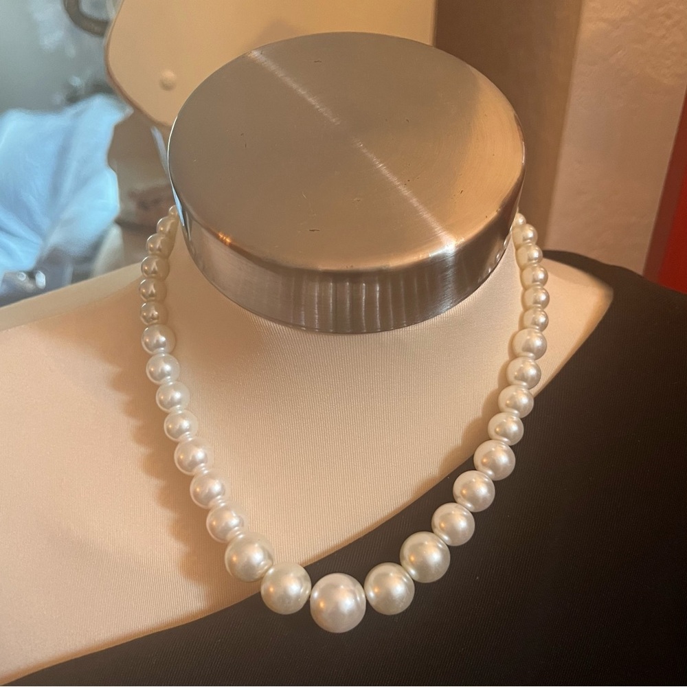 🏷️ Strand Of Faux Pearls Necklace